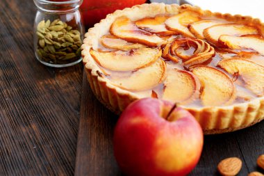 Tahta masadaki elmalı turtayı kapat.