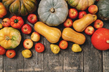 Ahşap arka planda balkabakları ve kırmızı elmalar