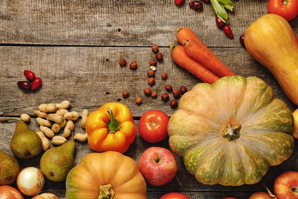 Belle composition avec des légumes d'automne sur fond de bois altéré — Photo