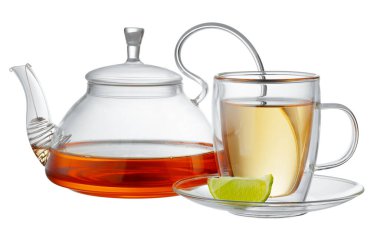 Cam çaydanlık ve cam bardak, beyaz üzerine izole edilmiş çay.