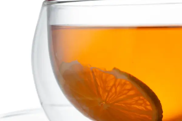 Copo de vidro de chá isolado no fundo branco — Fotografia de Stock