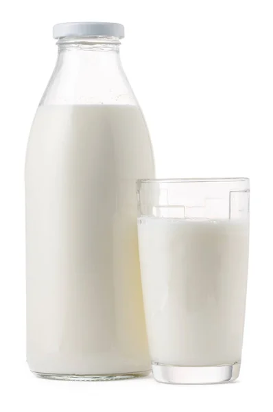 Bottiglia di vetro e tazza di latte fresco isolato — Foto Stock