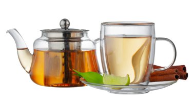 Cam çaydanlık ve cam bardak, beyaz üzerine izole edilmiş çay.