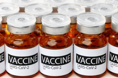 Sars-cov-2 aşı şişeleri beyaz masa üzerinde