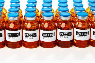 Sars-cov-2 aşı şişeleri beyaz masa üzerinde