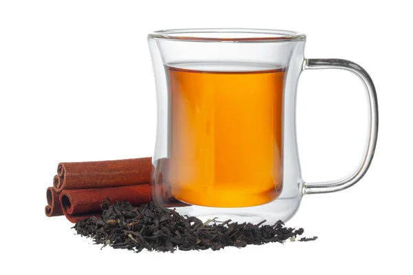 Glazen kopje thee en kaneelstokjes geïsoleerd op wit — Stockfoto