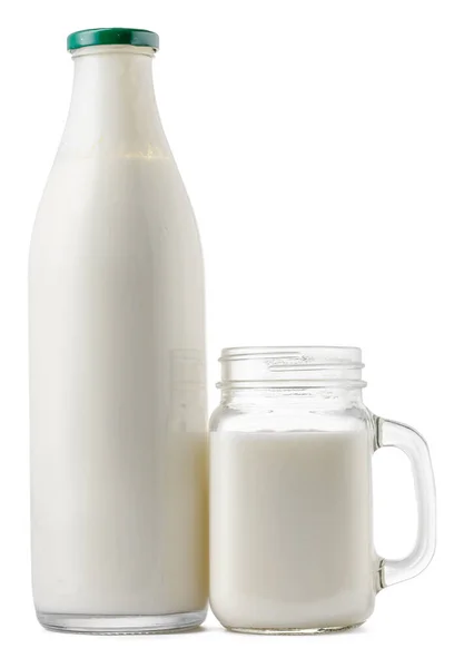 玻璃瓶和一杯鲜牛奶被隔离了 — 图库照片