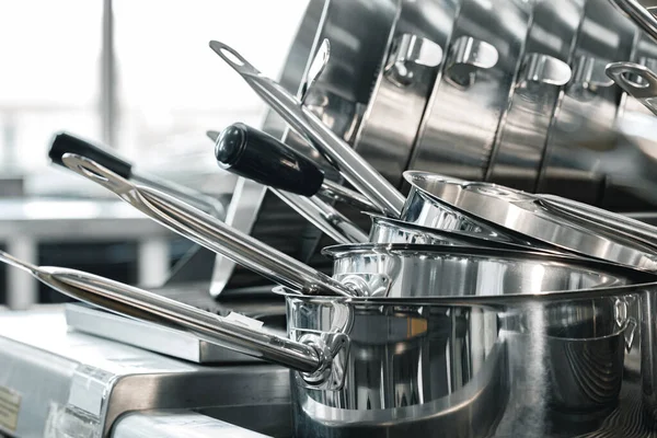 Gestapelde industriële metalen kookpotten op professionele keuken — Stockfoto