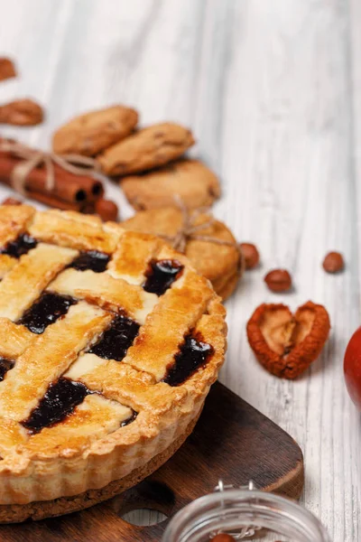 Tarte aux baies sur table blanche en bois — Photo