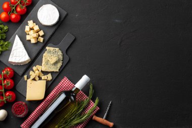 Gri arka planda şarap şişesi ve peynir çeşitleriyle kompozisyon