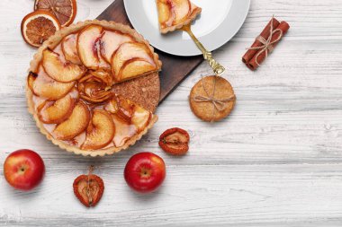 Beyaz ahşap yüzeydeki elmalı turtanın üst görüntüsü