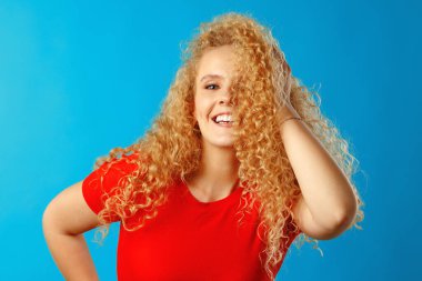 Uzun kıvırcık saçlı hoş bir genç kadının portresini yakından çek.