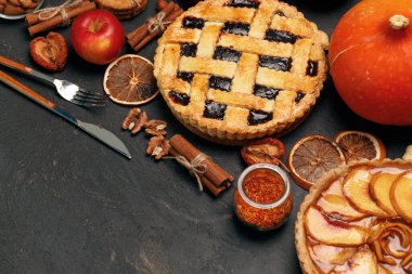 Siyah arka planda çilekli turta ve elmalı turta.