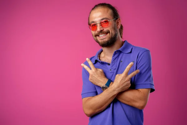 Fresco longo cabelos alegre homem vestindo óculos — Fotografia de Stock