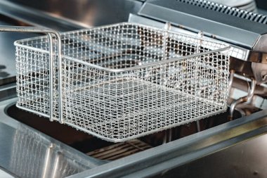 Yeni endüstriyel fritöz ekipmanları.