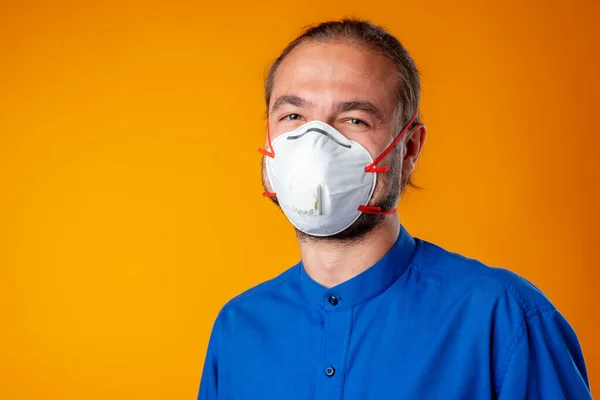 Medelålders kaukasiska man bär medicinsk ansiktsmask. — Stockfoto