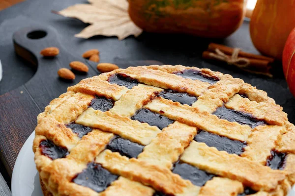 Close-up van een bessentaart op houten tafel — Stockfoto