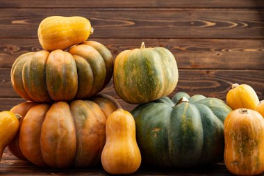 Koyu ahşap arka planda farklı kabak çeşitleri.