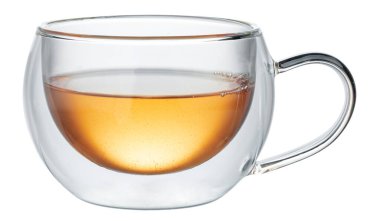 Beyaz üzerine izole edilmiş bir bardak yeşil çay.