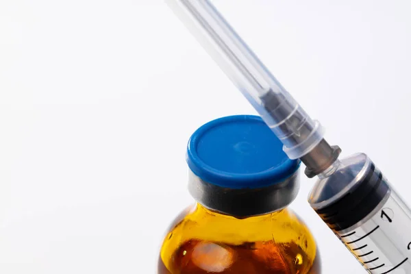 Medische injectieflacon met medicatie en spuit van dichtbij — Stockfoto