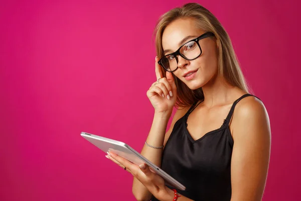 Mulher bonita em óculos usando tablet digital — Fotografia de Stock