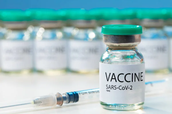 Sars-cov-2 백신 주사 바늘과 주사기흰 테이블에 — 스톡 사진