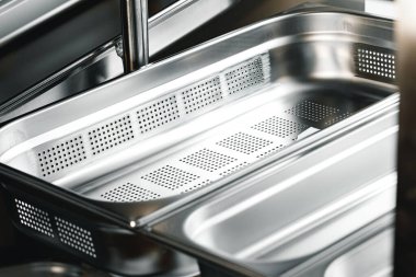 Büfe için endüstriyel metal tepsiler.