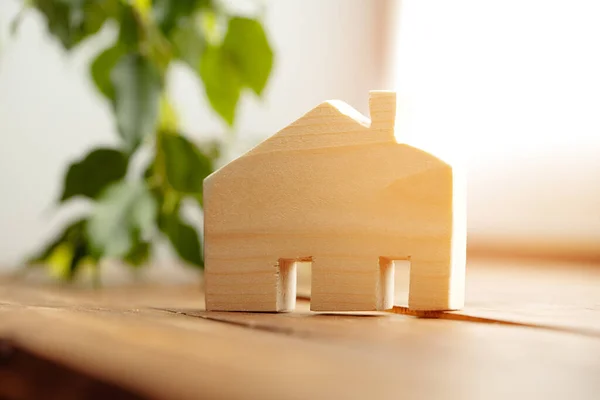 Petite maison de jouet modèle sculpté à partir de bois — Photo