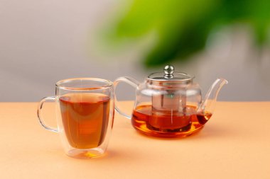 Cam çaydanlık ve siyah çay.