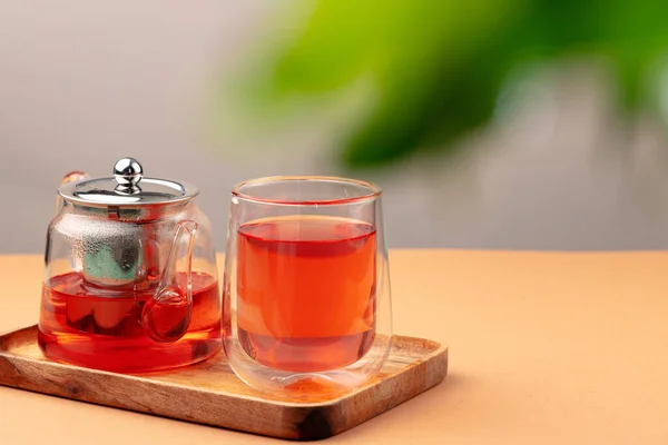 Glas Teekanne und Tasse mit schwarzem Tee — Stockfoto