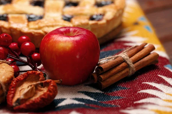 タルトパイともに赤リンゴとシナモンオンテーブルクロス ロイヤリティフリーのストック画像