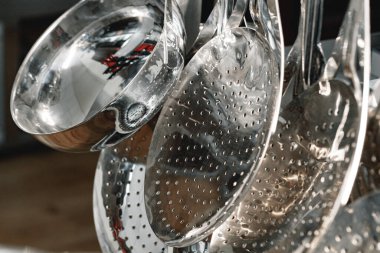 Arka arkaya yeni metal mutfak malzemeleri.