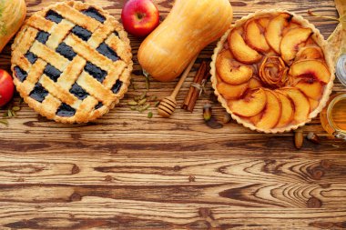 Elmalı turta ve meyveli turta sonbahar kompozisyonu