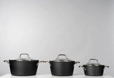 Gri arkaplanda yeni ev yapımı yemek takımı kapat