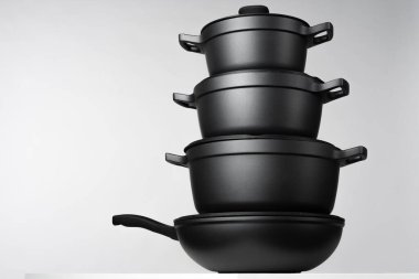 Gri arkaplanda yeni ev yapımı yemek takımı kapat