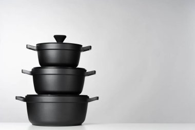 Gri arka plan görünümünde siyah tencereler