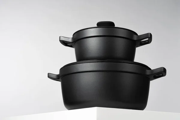 灰色背景色下的黑色炊具 — 图库照片