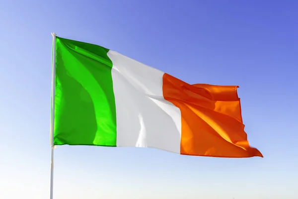 Bandera de Italia ondeando contra el cielo azul — Foto de Stock