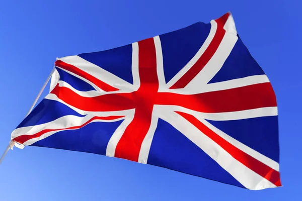 Прапор Великої Британії, що махає синім небом. — стокове фото