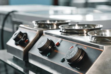 Yeni mutfak gereçlerini temizleyin.