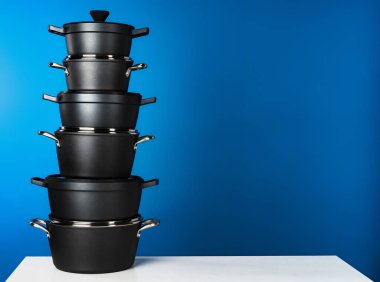 Mavi arkaplana karşı siyah yemek takımı