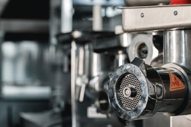 Endüstriyel yeni et öğütücüsü bir dükkana yakın.