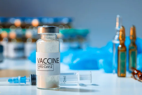 Covid-19 백신 병에 주사기가 있는 실험실 테이블 — 스톡 사진