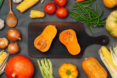 Taze sebzeler ve tahta kesme tahtasıyla sonbahar arka planı