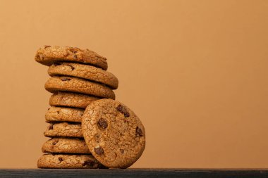 Bej arka planda birikmiş çikolata parçalı kurabiyeler