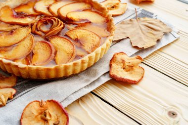 Tahta masadaki elmalı turtayı kapat.