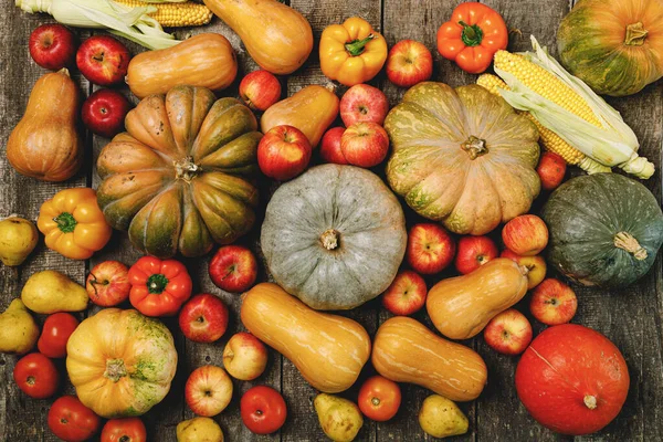Haufen von buntem Obst und Gemüse auf Holzgrund — Stockfoto