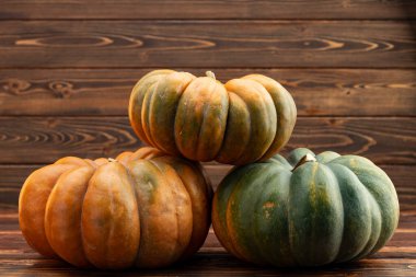 Koyu ahşap arka planda farklı kabak çeşitleri.