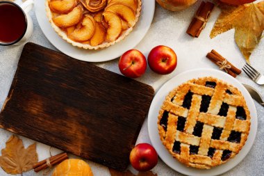 Elmalı turta ve meyveli turta sonbahar kompozisyonu