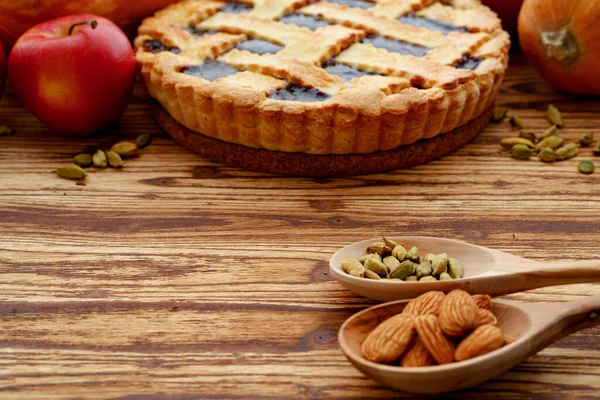 Close up of a berry tart pie on wooden table — Stock Photo, Image